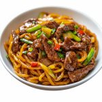 نودلز لحم البقر والخضار بصلصة آسيوية